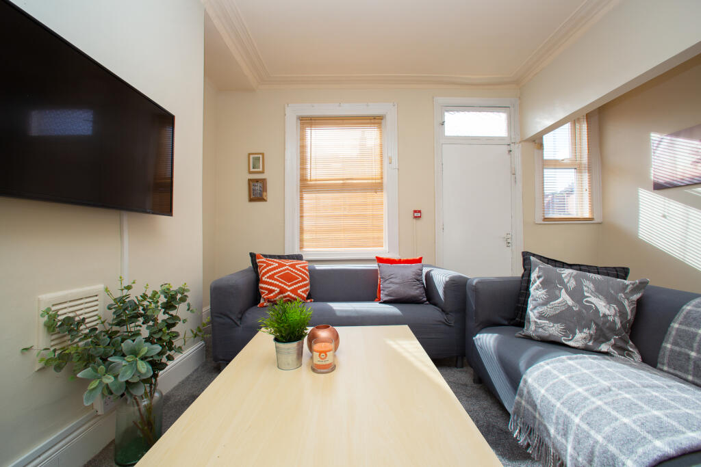 Main image of property: 81 Headingley Avenue, Headingley, Headingley, Leeds, LS6 3ER