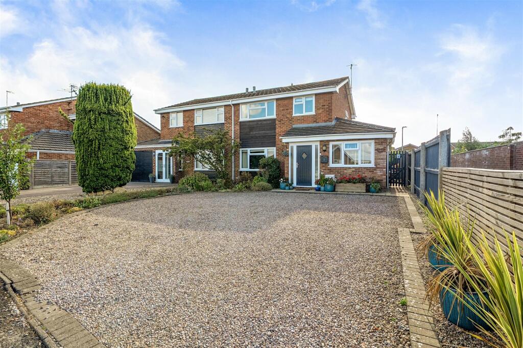 Main image of property: Lingfield Road, Evesham