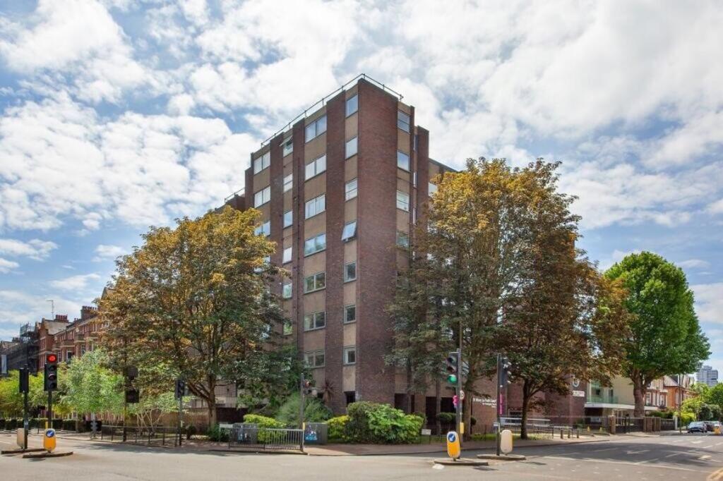 Main image of property: Battersea Park, London, SW11 4PJ