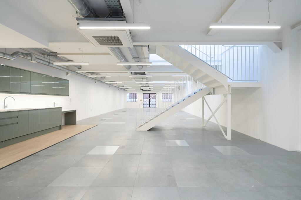 MC3993-9469-HR.jpg
