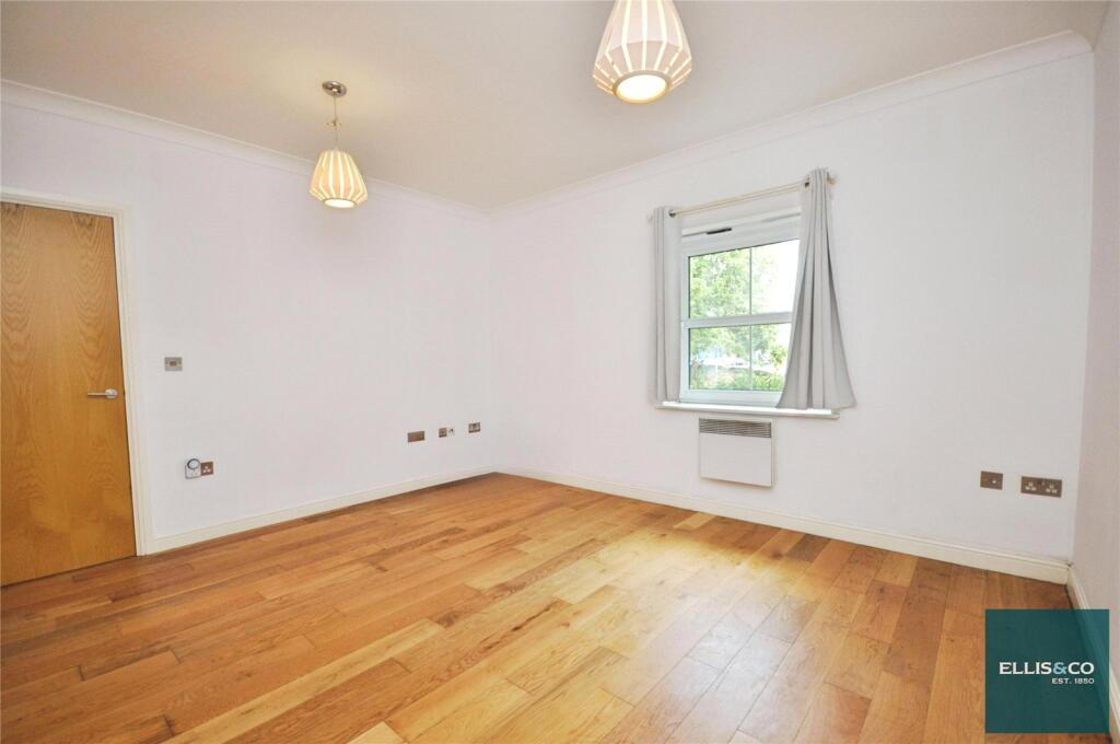 Main image of property: High Road, North Finchley, N12
