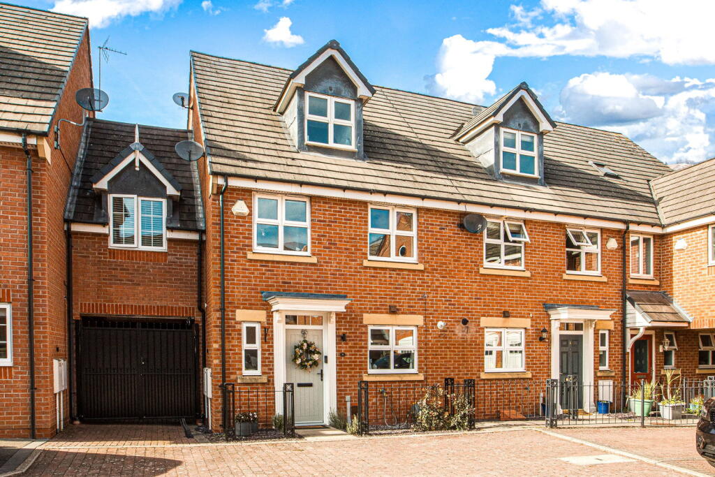 Main image of property: Fosse Close, Burbage, LE10 2EH