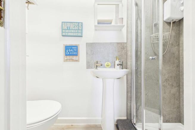 Room 8 en-suite - guest accommodation