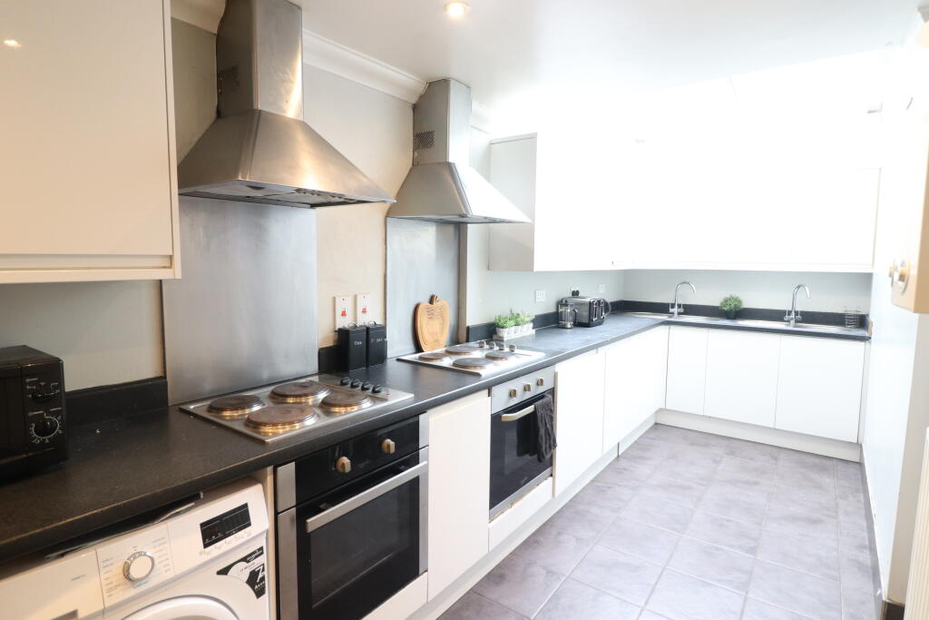 Main image of property: Double Room to Rent on Henstead Road