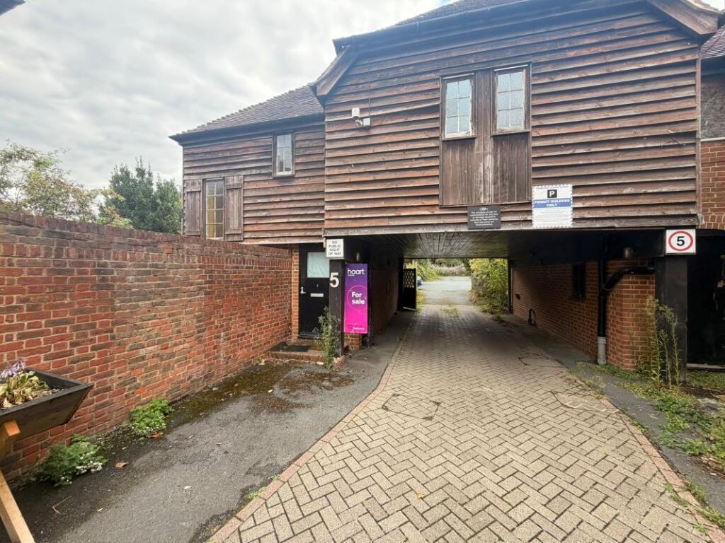 Main image of property: 5 High Street, Charing, Ashford, TN27 0HU