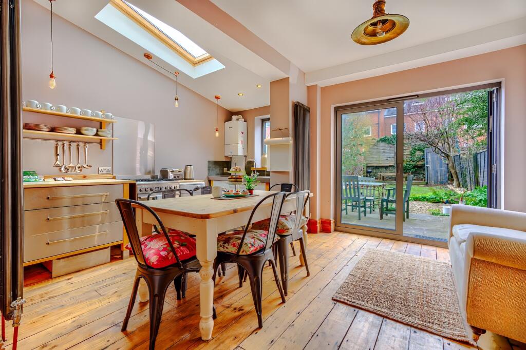 Main image of property: Kennington Avenue 39, Bristol, England