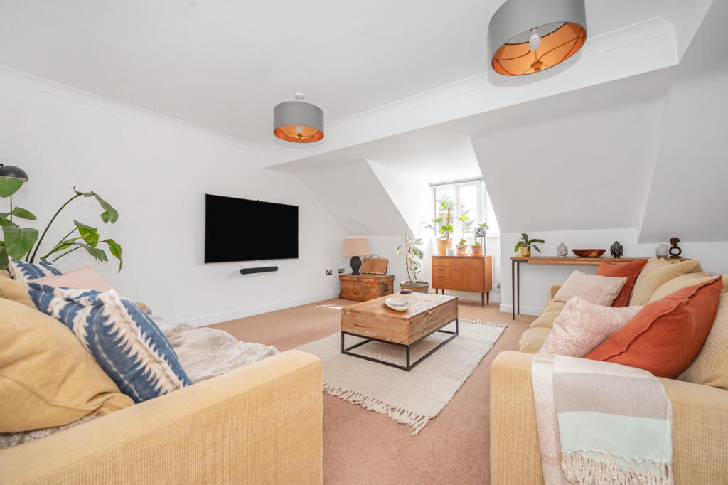 Main image of property: Kingsleigh Close, Brentford, TW8