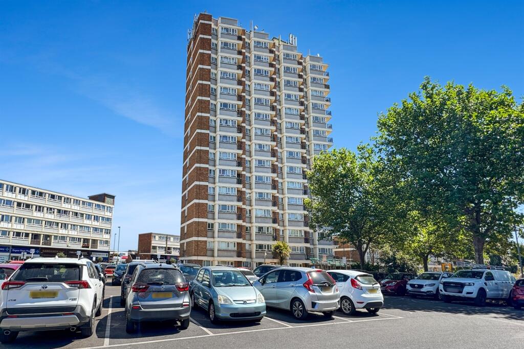 Main image of property: 2 bedroom Top Floor Flat in Bognor Regis