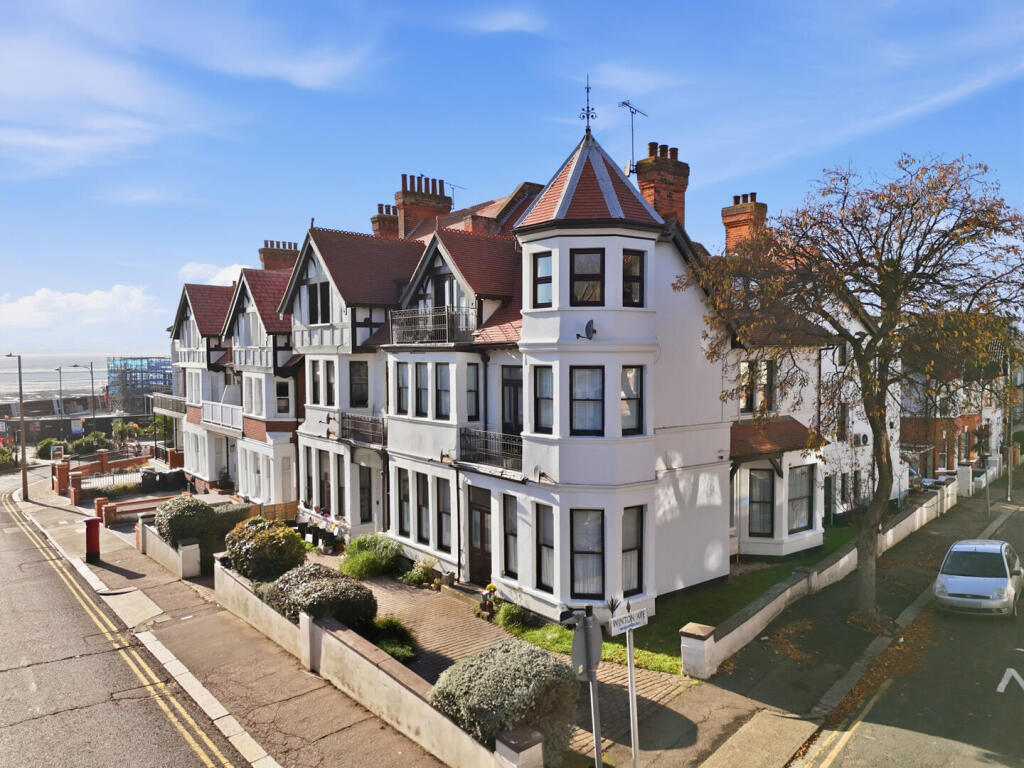 Main image of property: Flat 2, Winton Hall, Westcliff Avenue, Westcliff-on-Sea, Essex  SS0 7QT