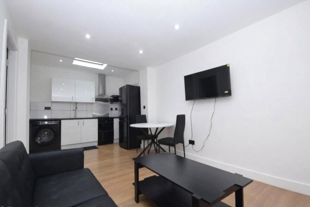 Main image of property: Flat 2, Leeds Road, Rothwell, Leeds, West Yorkshire