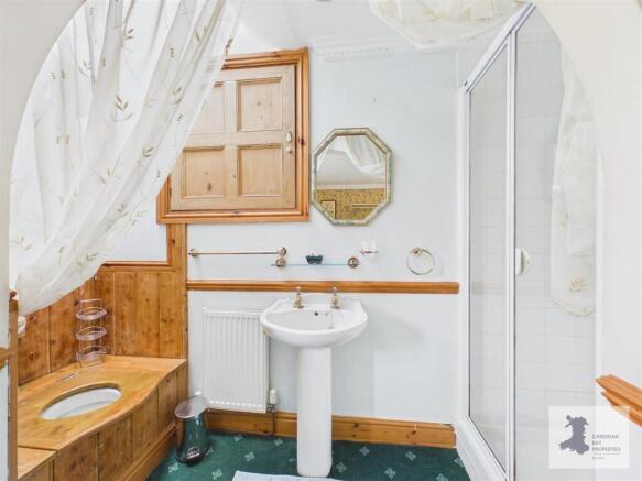 Single bedroom with en-suite