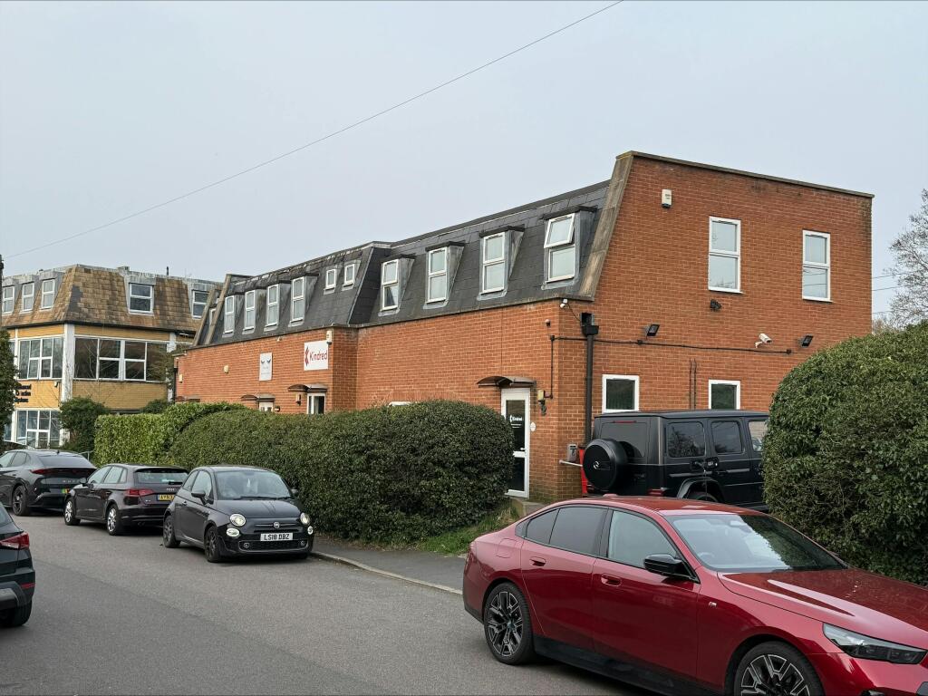 Main image of property: 122 Great North Road, Hatfield, AL9 5JN