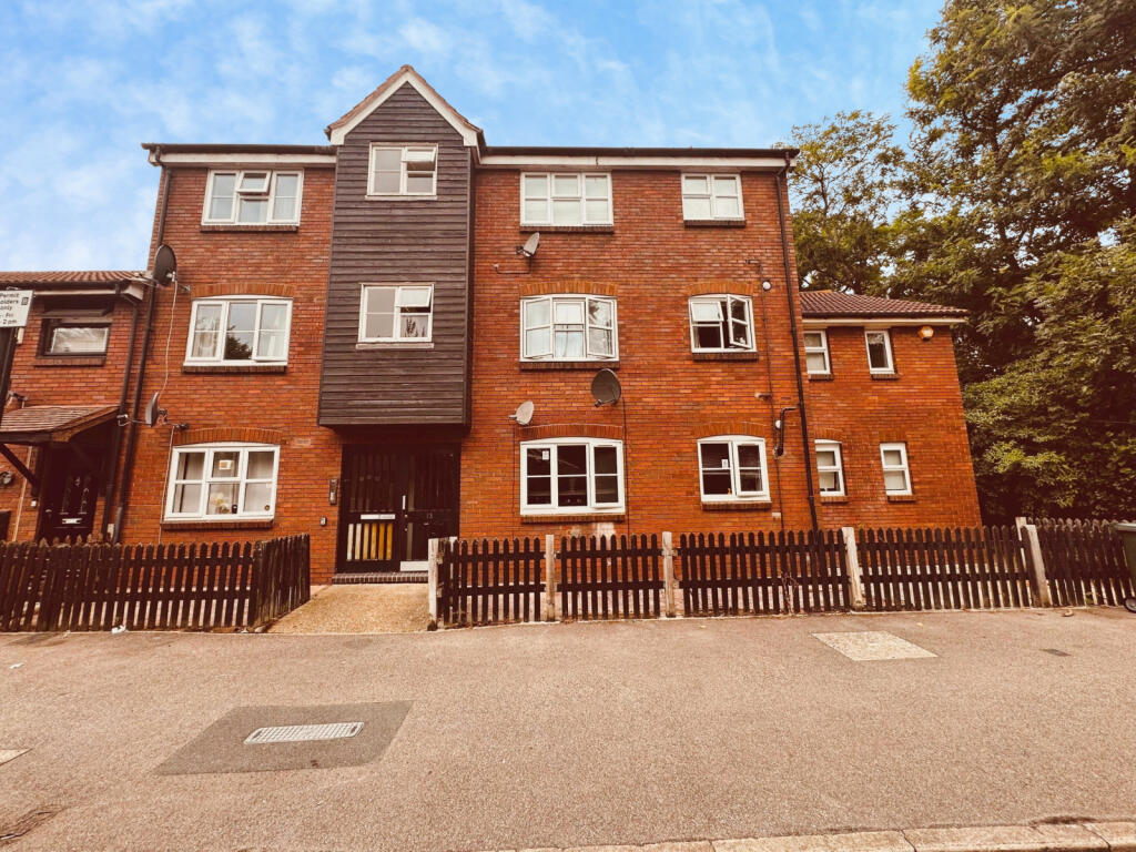 Main image of property: Flat 4, Oliver Gardens, LONDON, E6 5SE