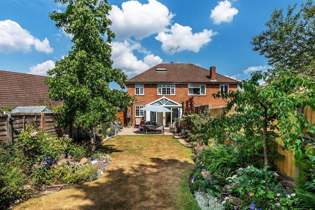 Main image of property: MIDDLEMEAD, GREAT BOOKHAM, KT23