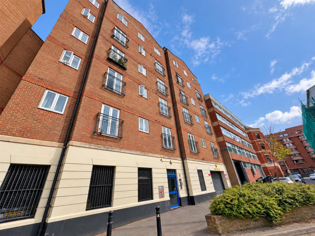 Main image of property: Cheapside, Reading