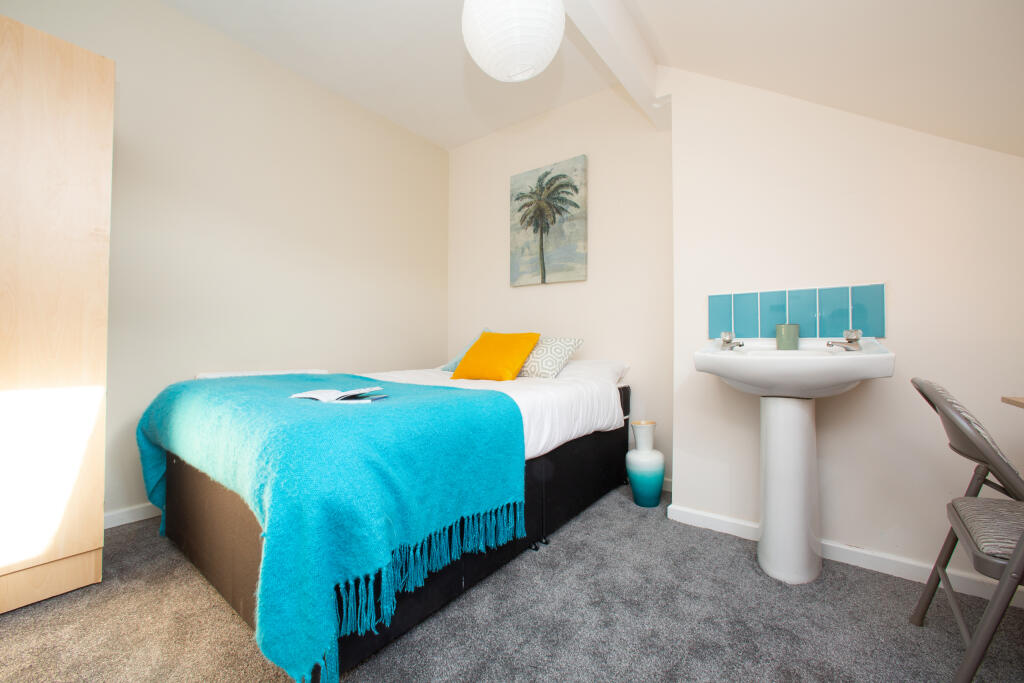 Main image of property: 81 Headingley Avenue, Headingley, Headingley, Leeds, LS6 3ER