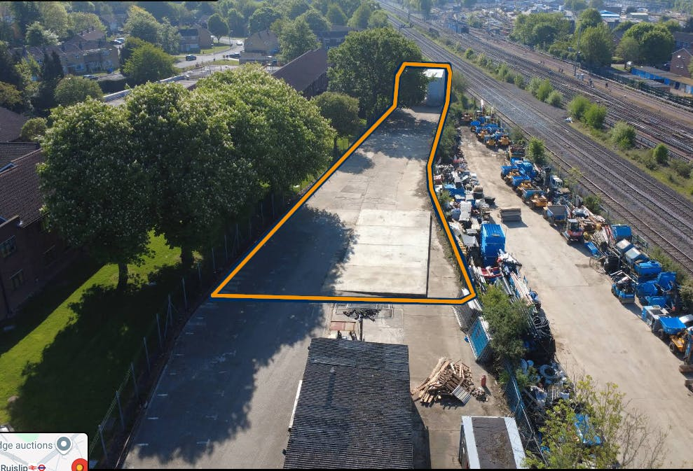 Station Tard Ickenham Road Outlined.png