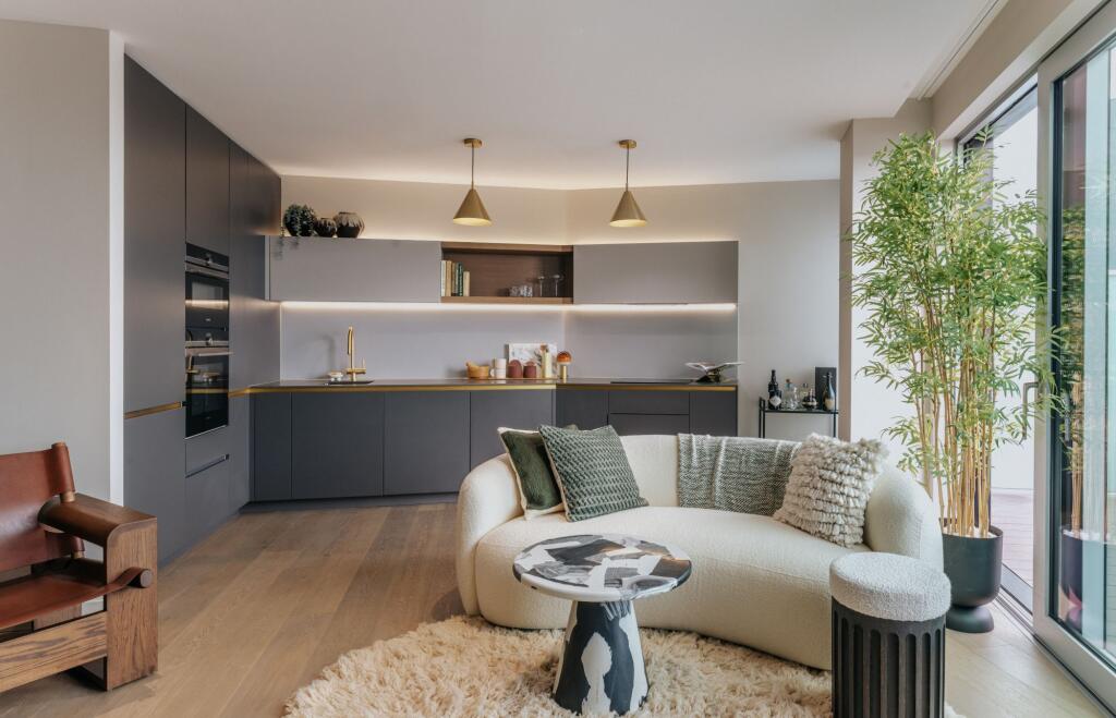 Main image of property: Peninsula Riverfront, 4 Cutter Lane, Greenwich Peninsula, SE10