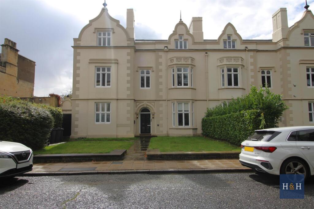 Main image of property: SPENCER PARADE, TOWN CENTRE - NN1