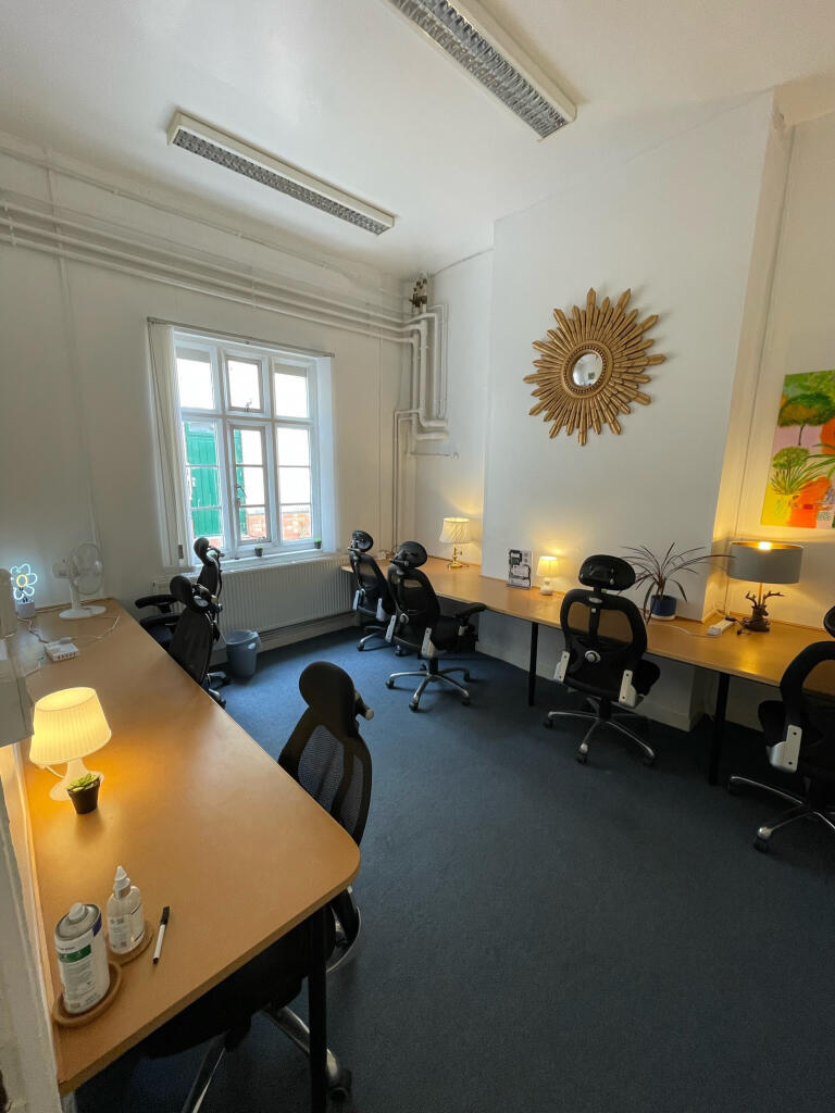 30+ hot desks