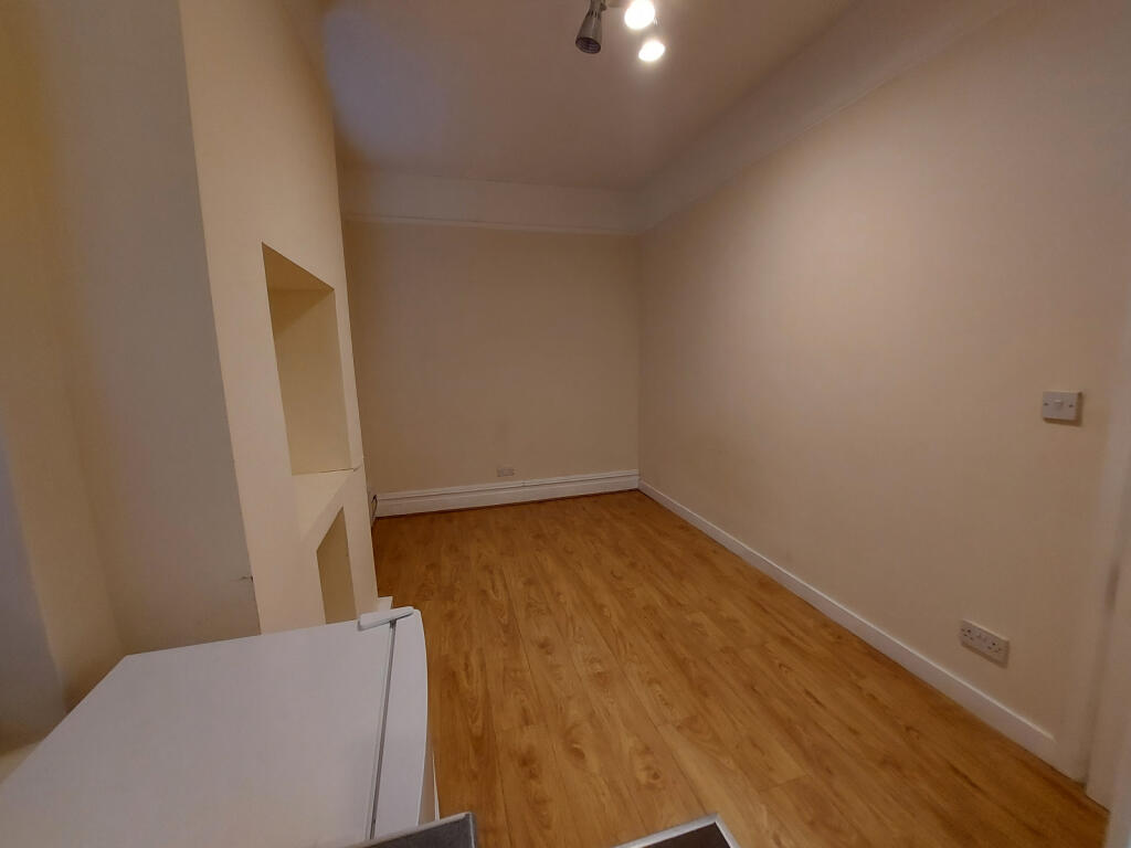 Main image of property: Green Lanes, N13