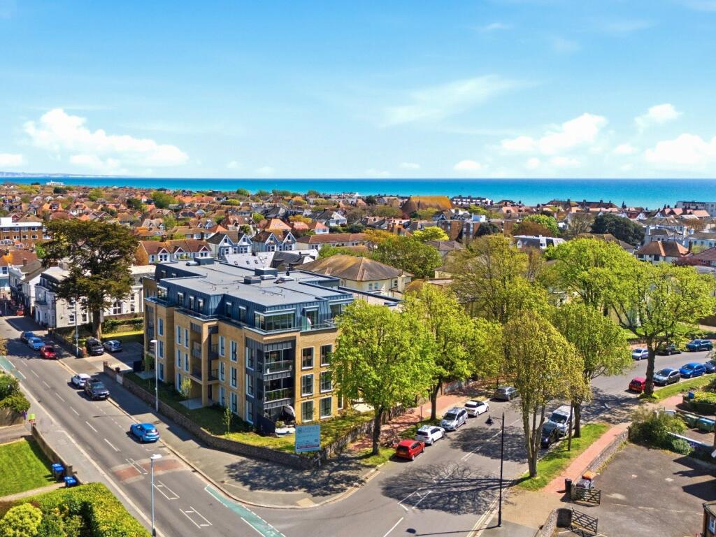 Main image of property: 18 Farncombe Road,Worthing,BN11 2FQ