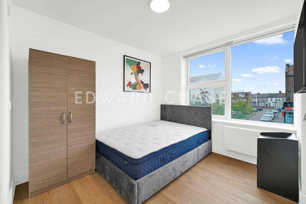Main image of property: *En-Suite Room, All Bills Included, High Road*