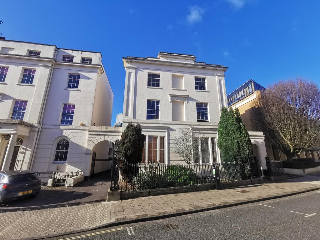 Main image of property: Second Floor 29 Carlton Crescent, Southampton, Hampshire, SO15 2EW