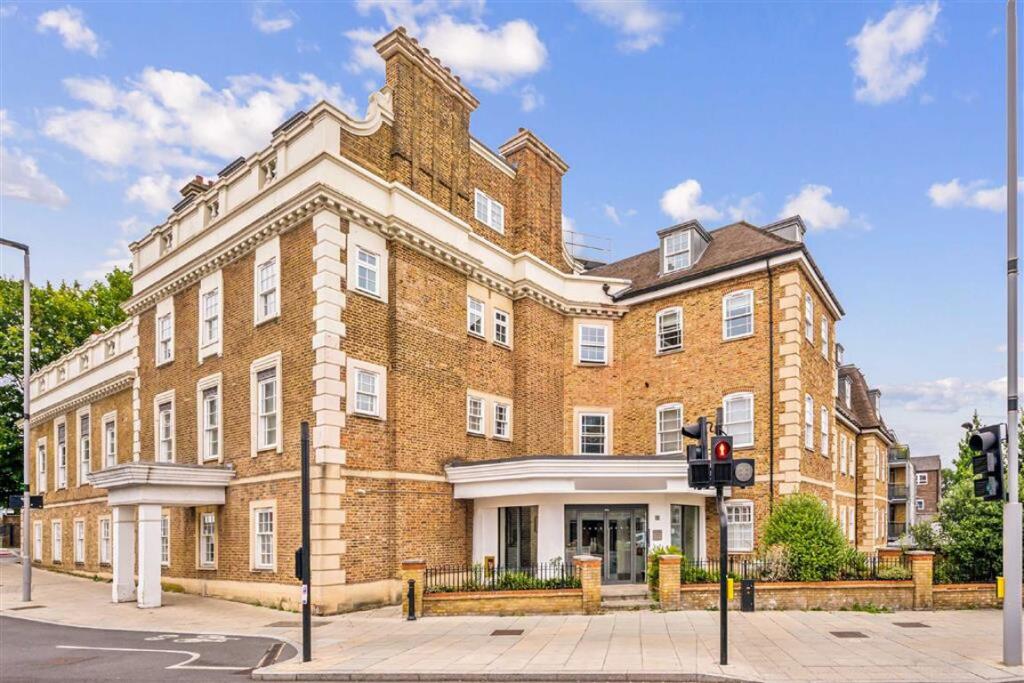 Main image of property: Kew Bridge Road, Kew Bridge
