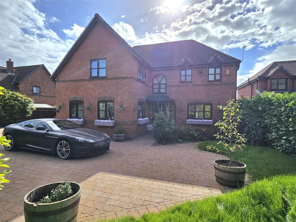 Main image of property: Poynt Chase, Worsley, Manchester