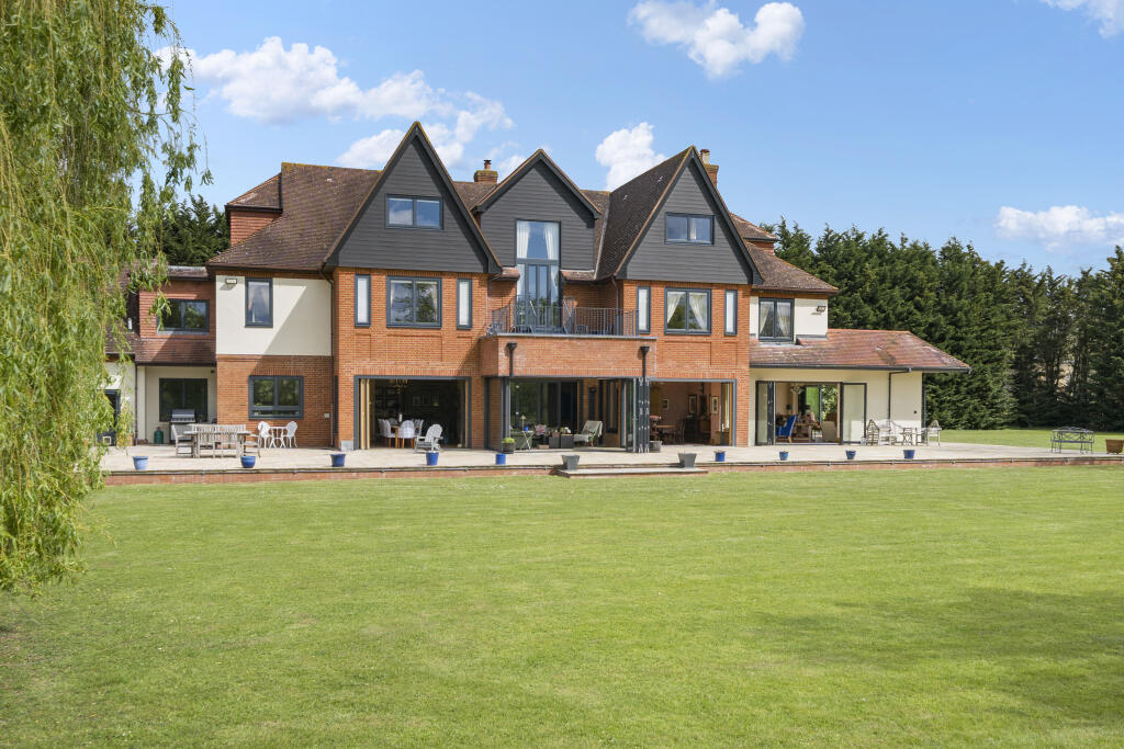 Main image of property: 34 Burfield Road, Windsor, Berkshire, SL4