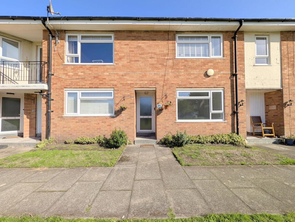 Main image of property: To Let - Warren Court, Westcliffe Road, Birkdale, PR8 - Two Bed Ground Floor Flat