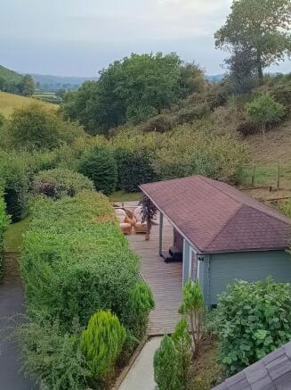 Jacuzzi and summerhouse