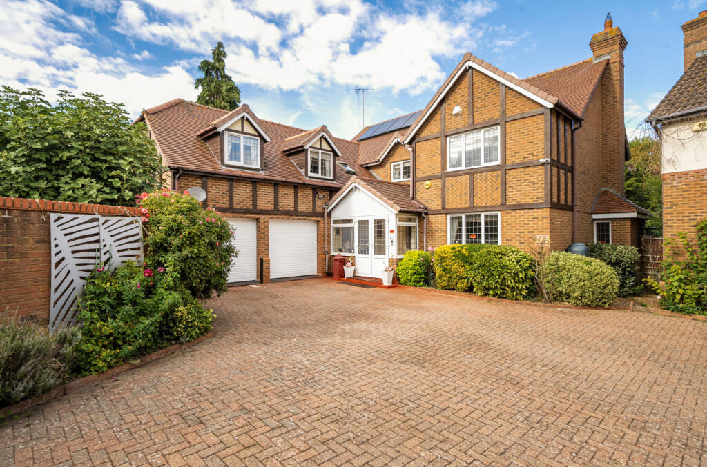 Main image of property: Linceslade Grove, Loughton, Milton Keynes