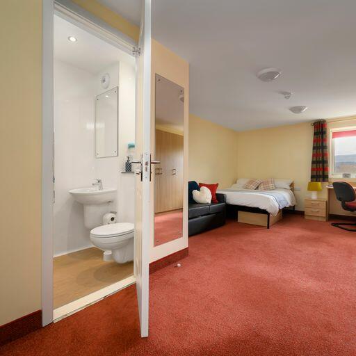 Main image of property: MASSIVE DELUXE STUDENT ROOMS AT CADNAM HALL, Walking distance to UoB, for 26/27