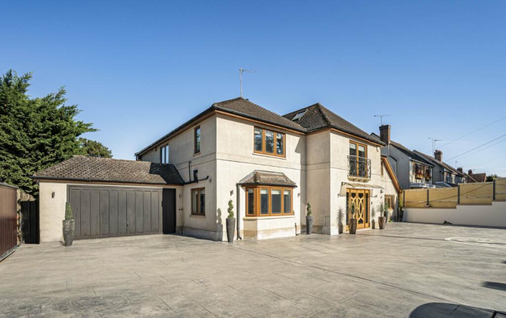 Main image of property: College Road, Hoddesdon EN11 9DN
