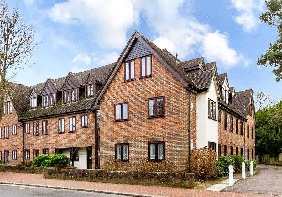 Main image of property: Dormer Lodge, Coulsdon Road, Old Coulsdon, CR5 1EA