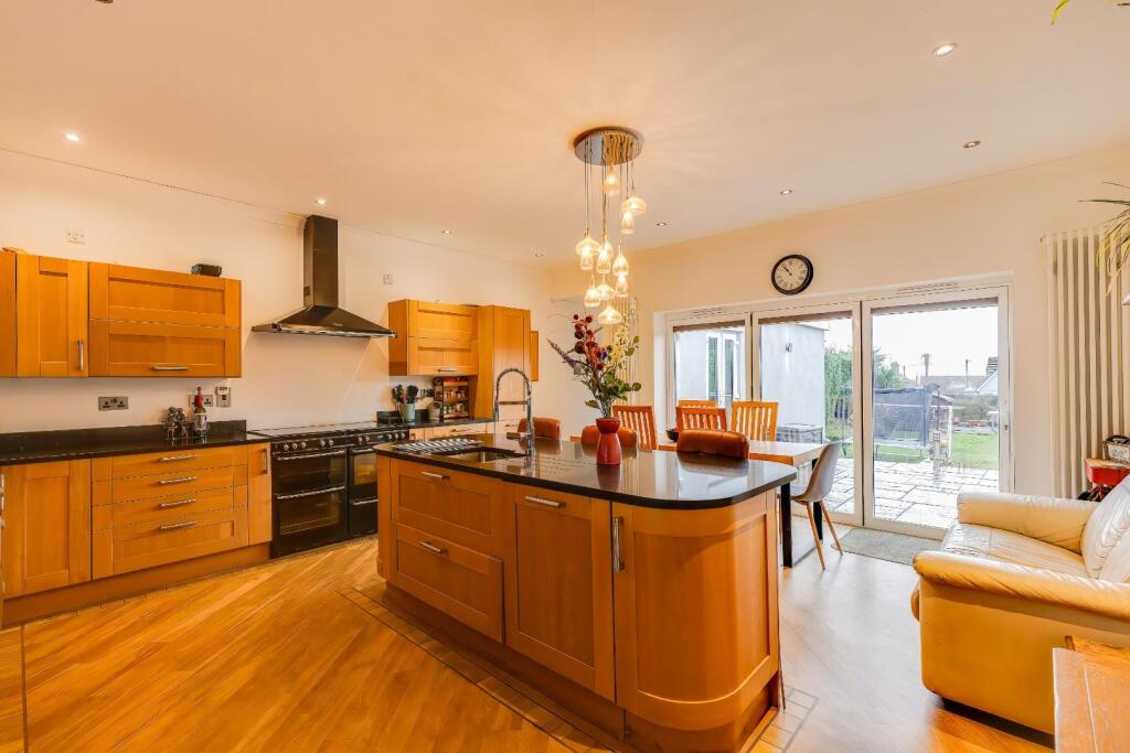 Main image of property: 76 South Road, Sully, CF64 5SL