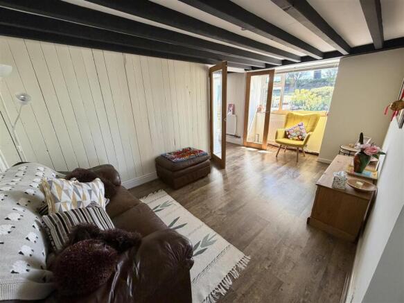 SNUG / DINING ROOM