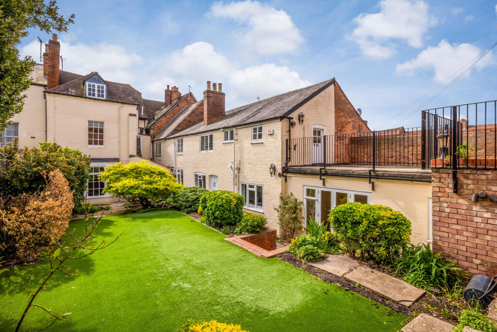 Main image of property: High Street, Warwick, Warwickshire CV34 4AX