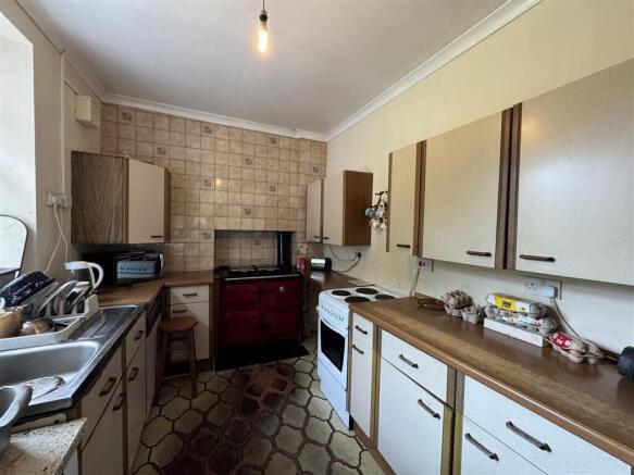 KITCHEN/LIVING ROOM