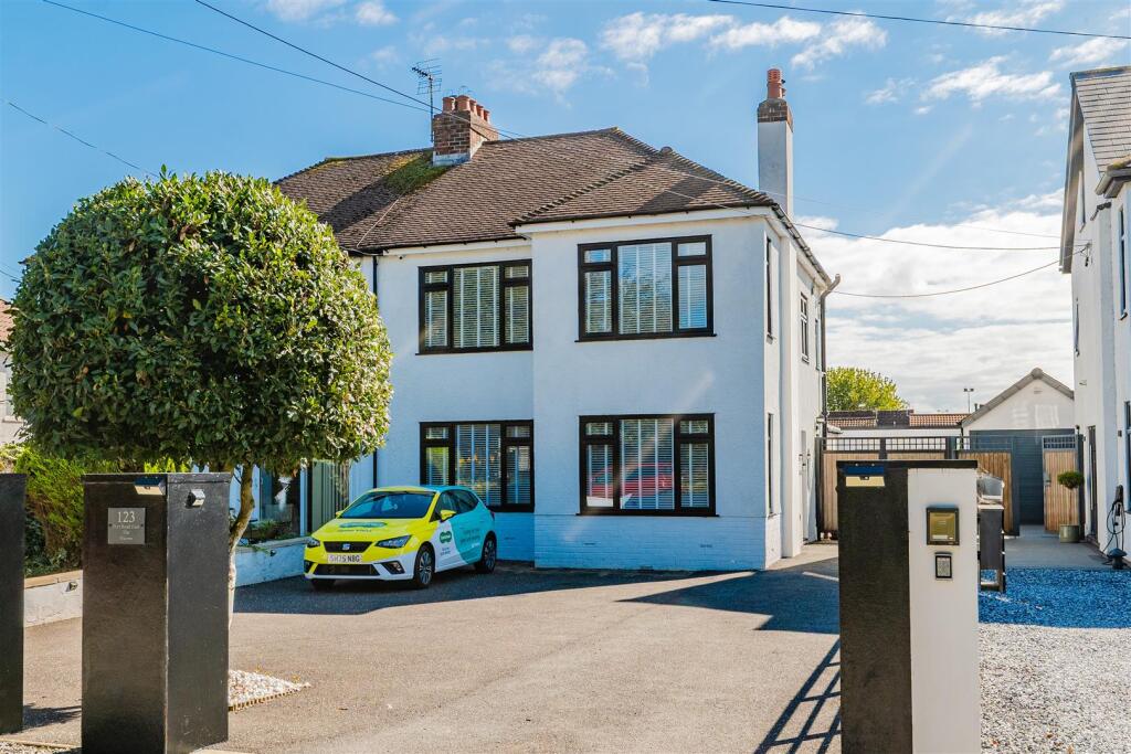Main image of property: Port Road East, Barry