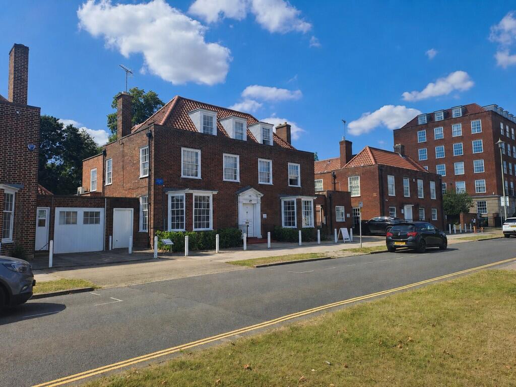 Main image of property: 10 Parkway, Welwyn Garden City, Hertfordshire, AL8 6HG