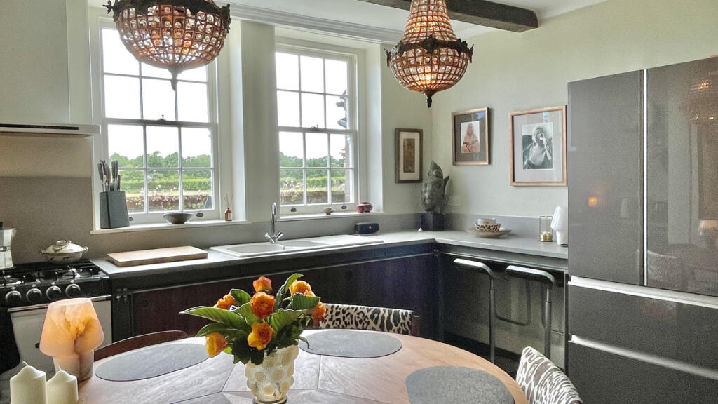 Main image of property: Hampton Court Road, East Molesey, KT8 9