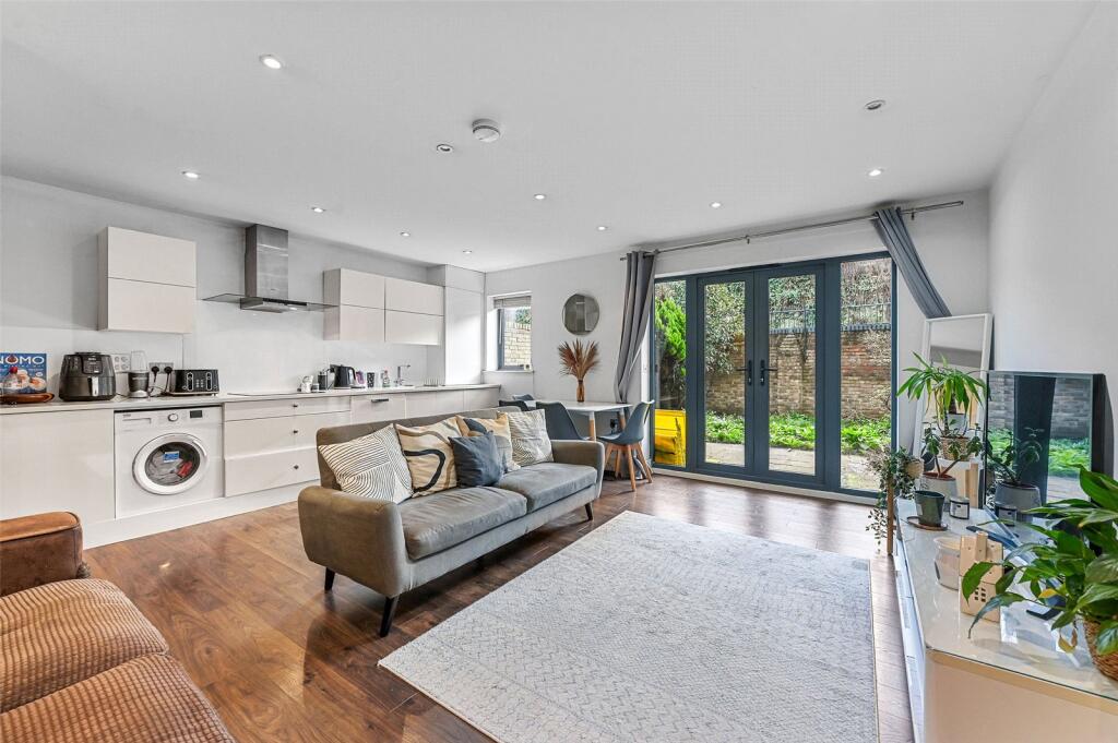 Main image of property: 69 Wynter Street, Battersea, London, SW11