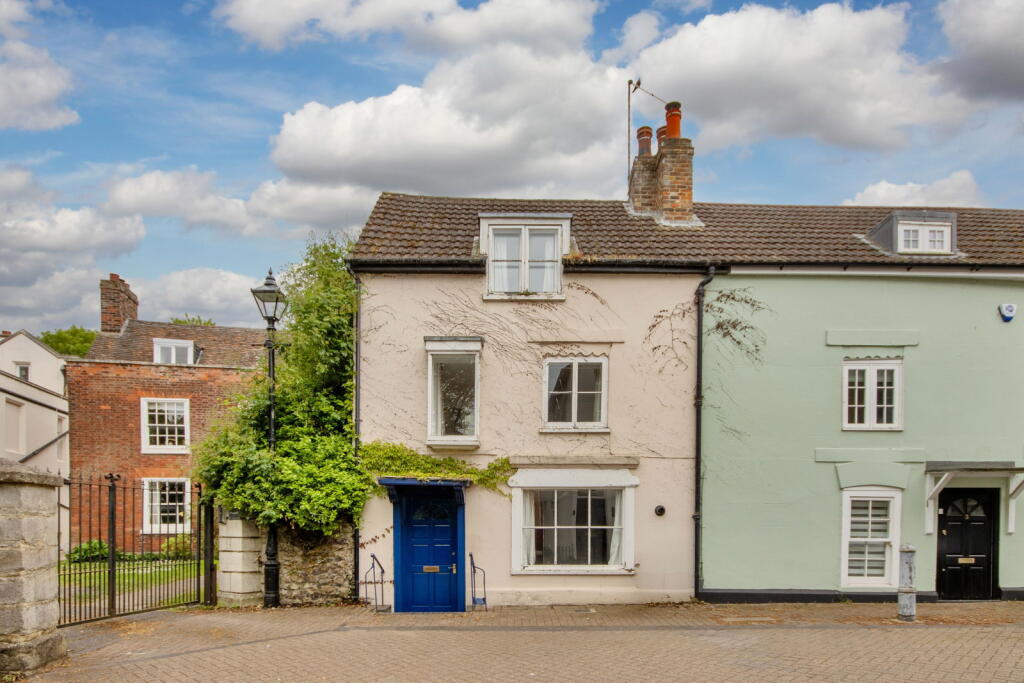 Main image of property: High Street, Greenhithe, DA9 9NL