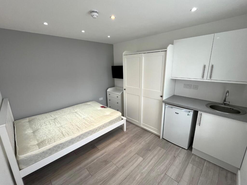 Main image of property: Single Room Fully Furnished- Gravesend