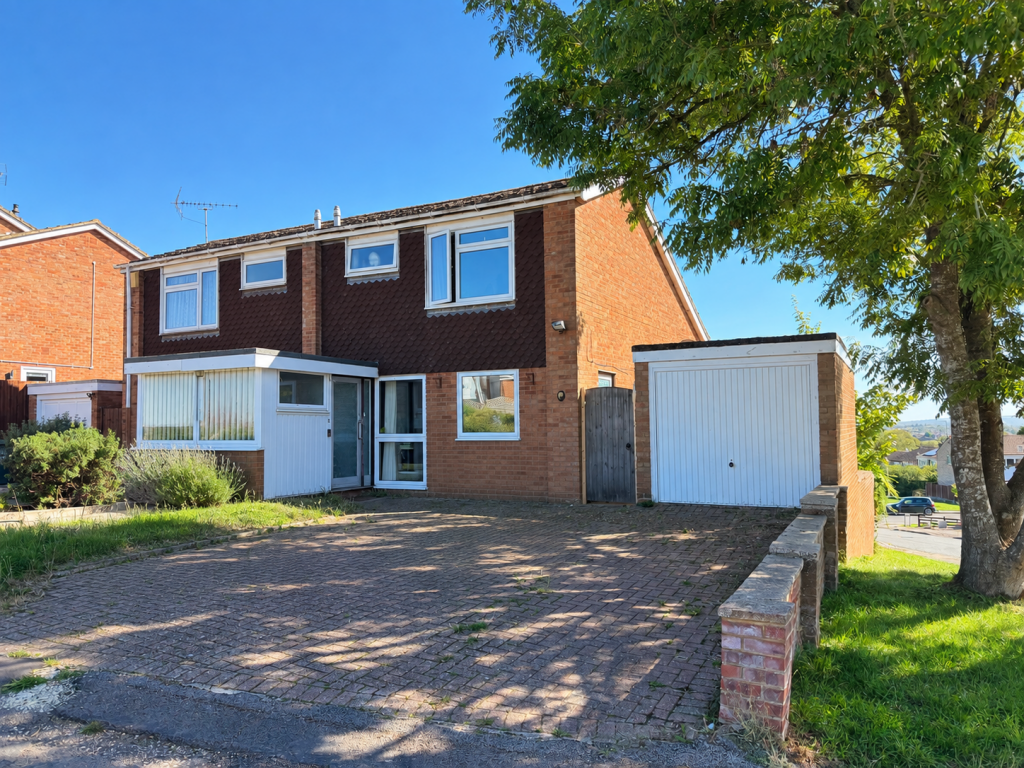 Main image of property: Alwins Field, Linslade, LU7
