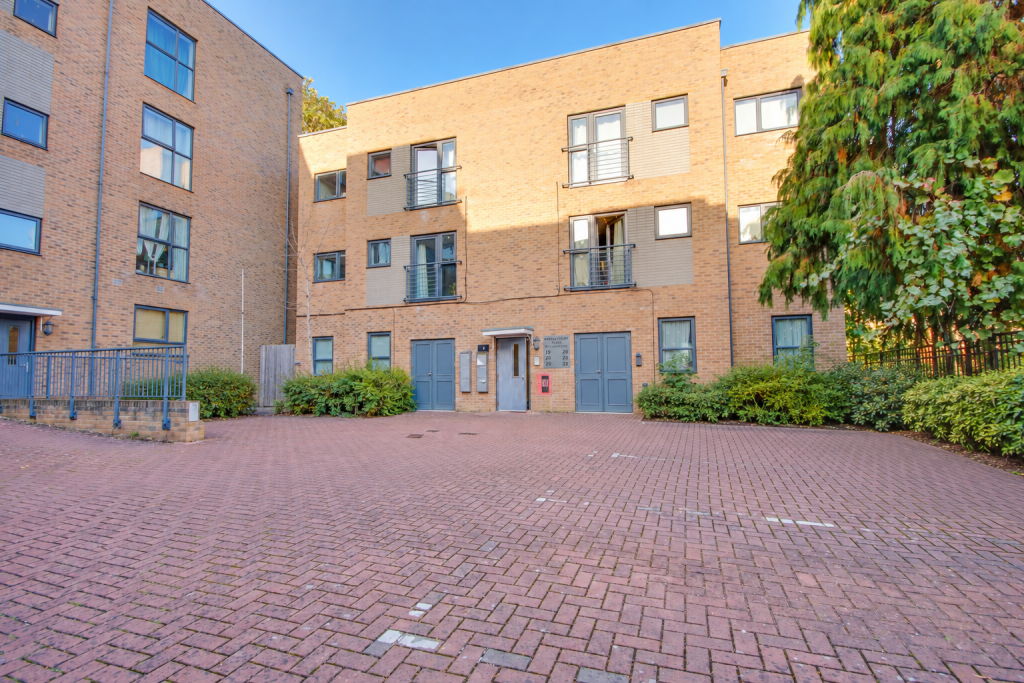Main image of property: THORNHILL! SPACIOUS LOUNGE DINER! ENSUITE SHOWER ROOM!