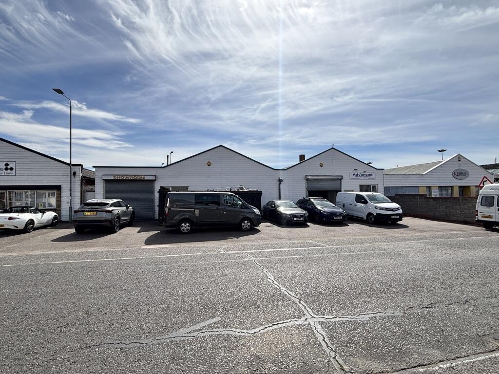 Main image of property: 35 Kenilworth Drive, Oadby, Leicester, LE2 5LT